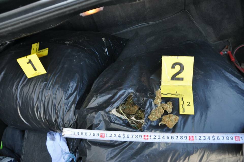 EMRA & FOTO GALERI/ Kurbin, kishin mbushur makinën me kanabis, prangosen dy vëllezër