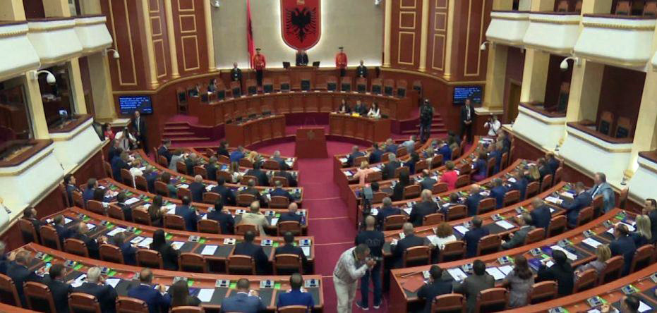 REAGIMET/ Shpërthen debati brenda PD-së për dy votat “pro” Gramoz Ruçit