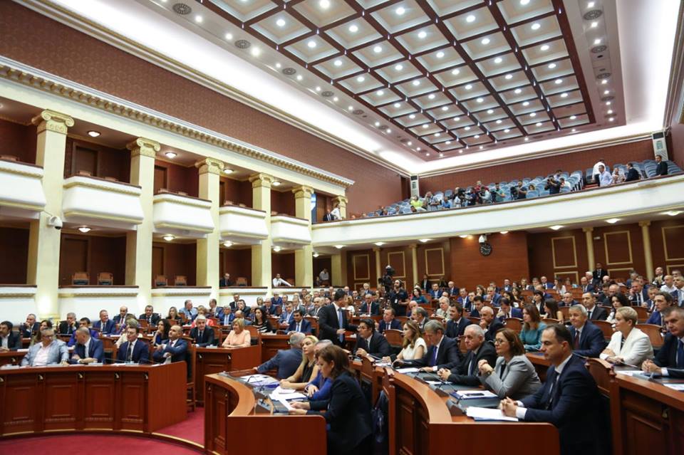 REAGIMET/ Shpërthen debati brenda PD-së për dy votat “pro” Gramoz Ruçit