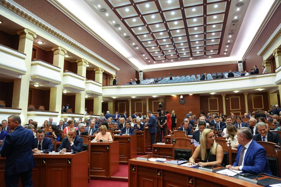 REAGIMET/ Shpërthen debati brenda PD-së për dy votat “pro” Gramoz Ruçit