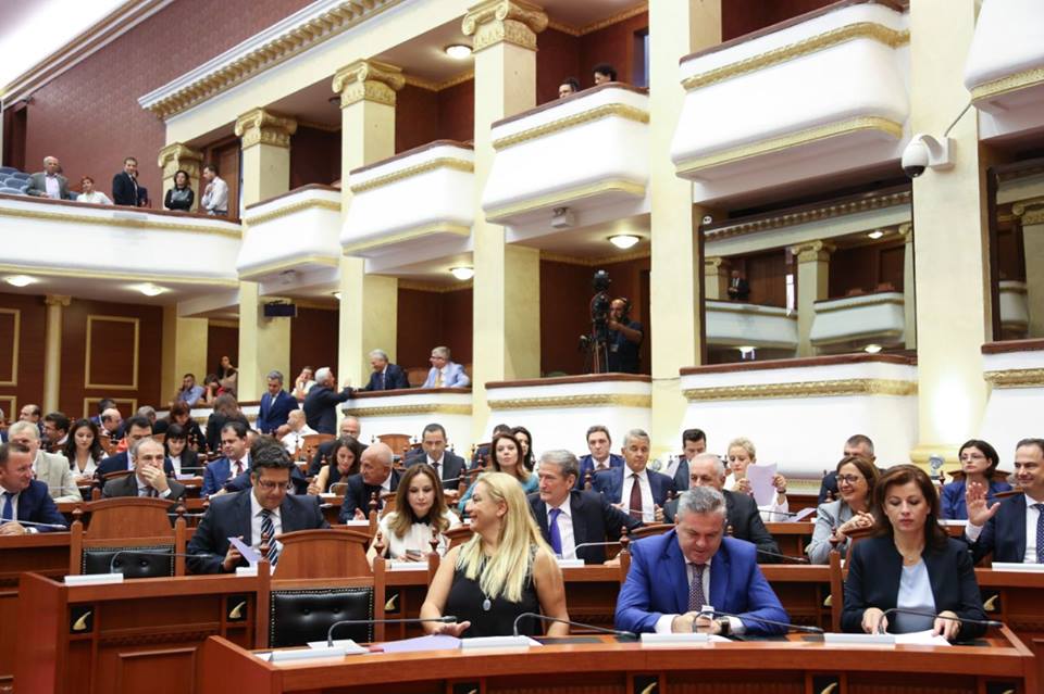 REAGIMET/ Shpërthen debati brenda PD-së për dy votat “pro” Gramoz Ruçit