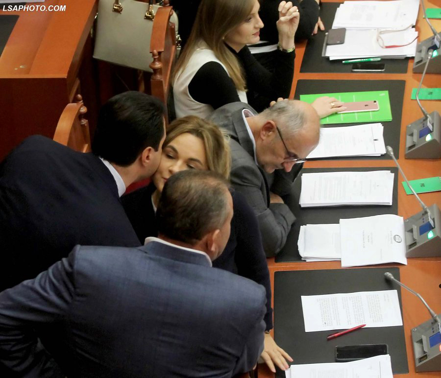 FOTO LAJM/ Lulzim Basha përqafon Monika Kryemadhin – Çfarë po ndodh midis PD dhe LSI