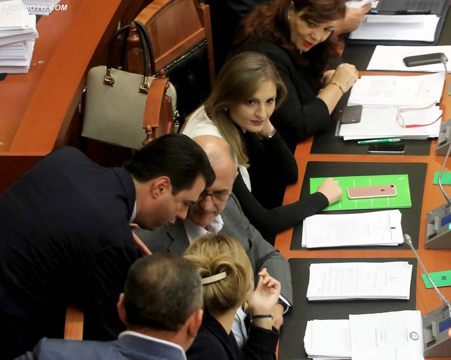 FOTO LAJM/ Lulzim Basha përqafon Monika Kryemadhin – Çfarë po ndodh midis PD dhe LSI