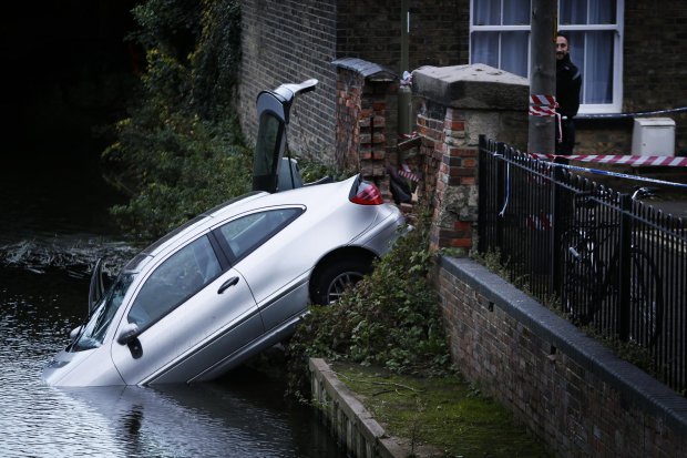 FOTO LAJM/ Hedh makinën luksoze në lumë, largohet si të mos ketë ndodhur asgjë