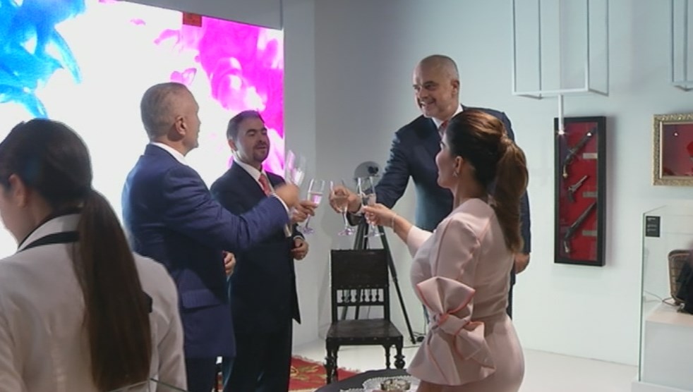 FOTO GALERI/ Ora News feston 10-vjetorin, prezanton logon e re