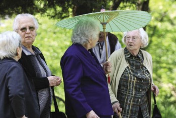 Përmbyset piramida, Shqipëria në fund të shekullit me banorë pleq