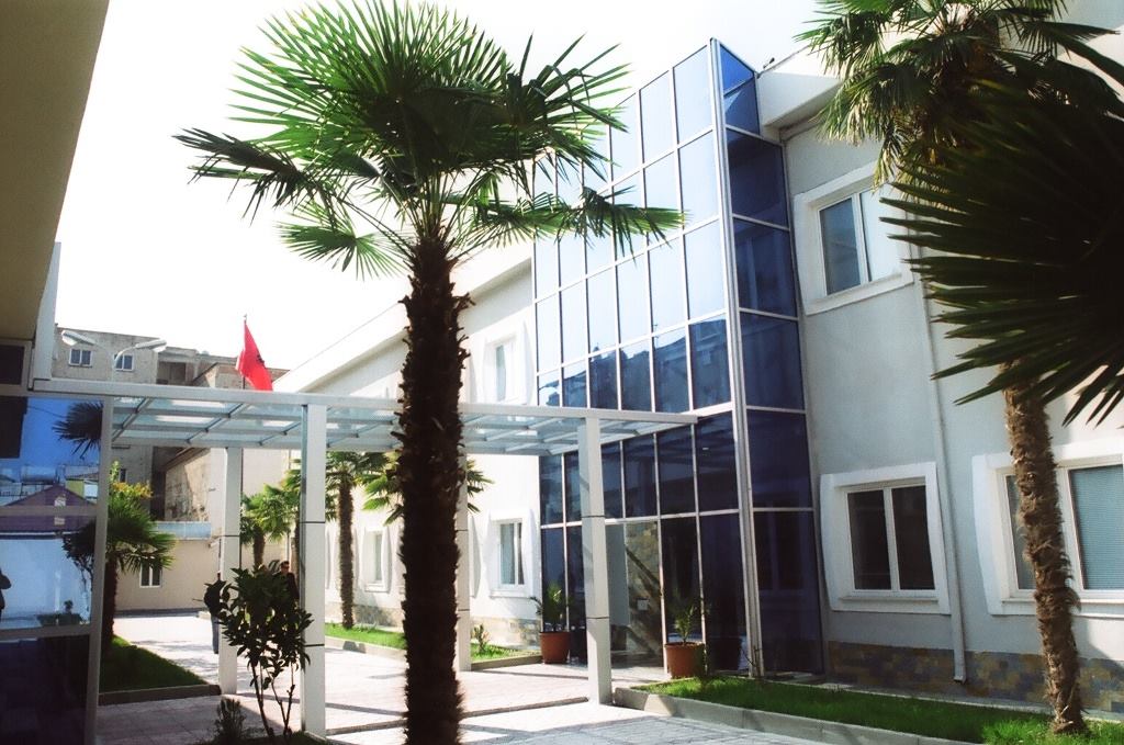 FOTO & EMRI/ Elbasan, kush është biznesmeni i njohur që përplasi policinë me makinë të blinduar