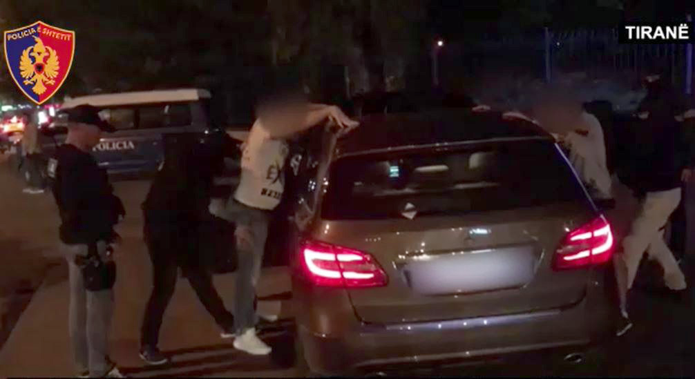 EMRA & VIDEO/ Tiranë, me thika e kokainë në makinë, arrestohen dy persona