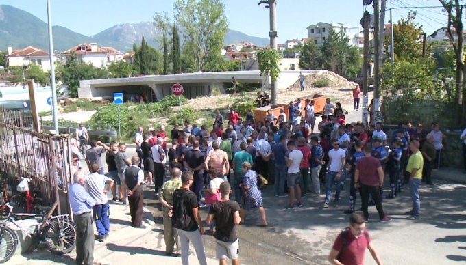 FOTO/ Protesta, banorët përleshen me policinë në Shkozë