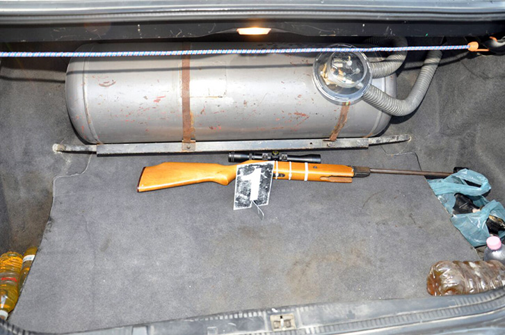 FOTO GALERI/ Cërrik, braktis automjetin pas aksidentit, policia i gjen një pushkë me dylbi