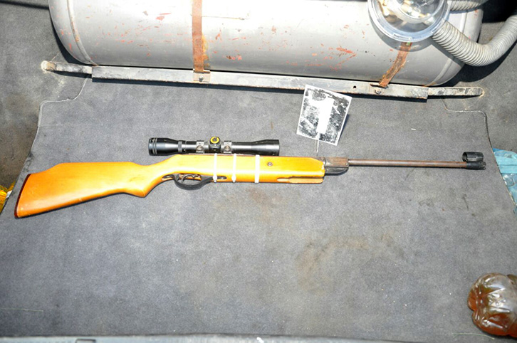 FOTO GALERI/ Cërrik, braktis automjetin pas aksidentit, policia i gjen një pushkë me dylbi