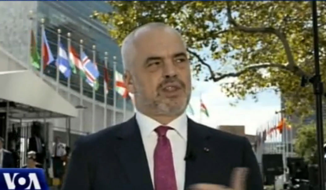 Edi Ramës nuk i pëlqejnë pyetjet, “i sos durimi” me gazetarin e Zërit të Amerikës