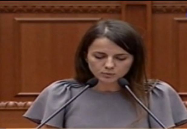 DUARTROKITJE/Vajza e Azem Hajdarit mban fjalim si deputete për herë të parë