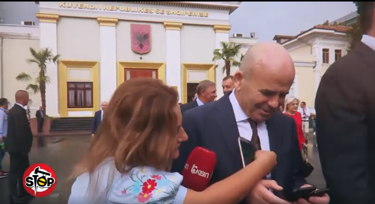 VIDEO/ Gazetarja e ngacmon për kollaren, Sadri Abazi përgjigje pikante: Ik moj gocë, gjej ndonjë çun të ri