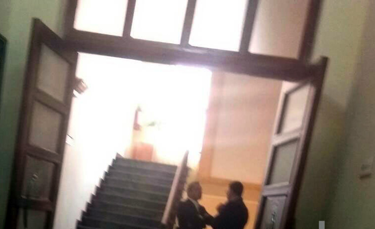 Saimir Tahirit “nuk i zbret inati”, refuzon ftesën për kafe të Ulsi Manjas