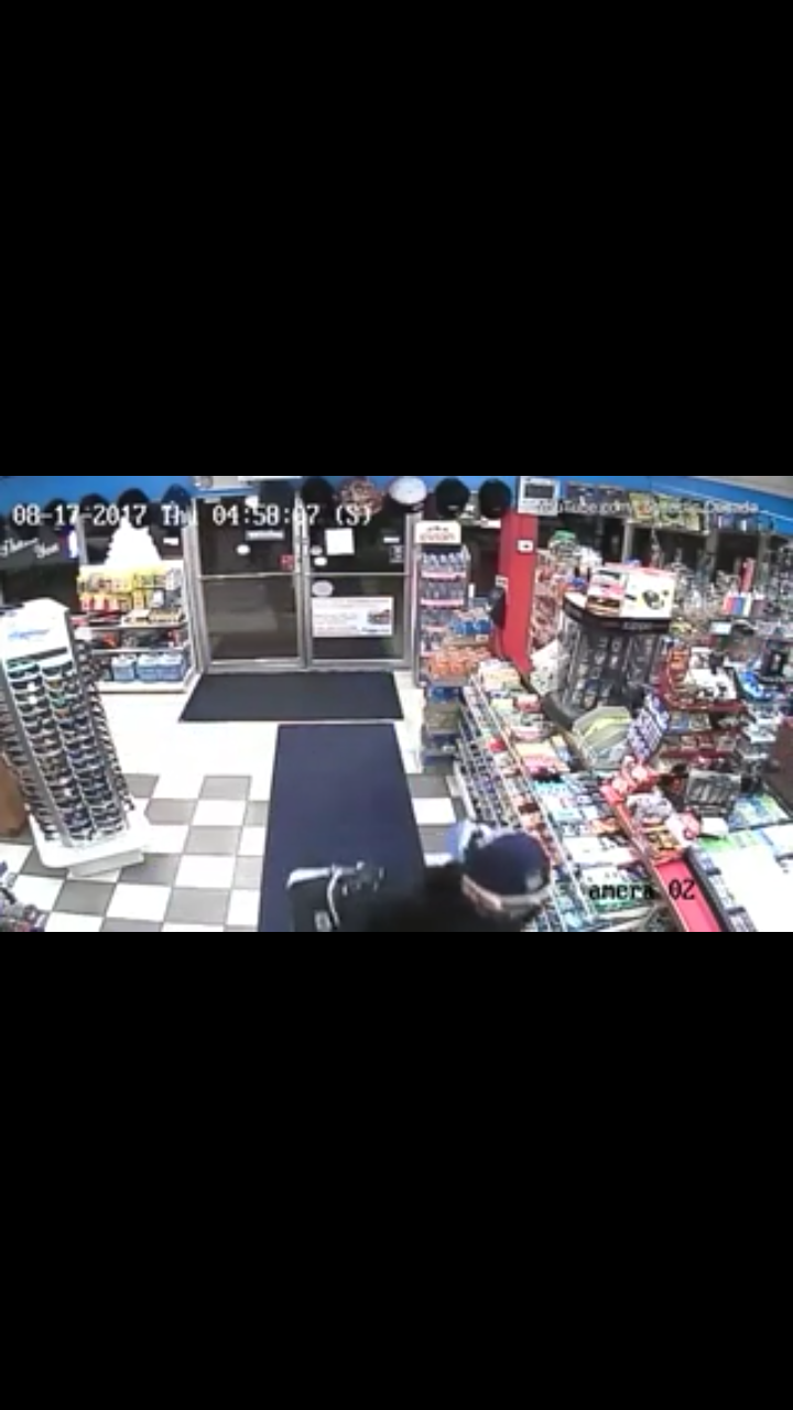 VIDEO/ Kërkojnë ta vjedhin por shitësi ua tregon qefin dy hajdutëve të armatosur