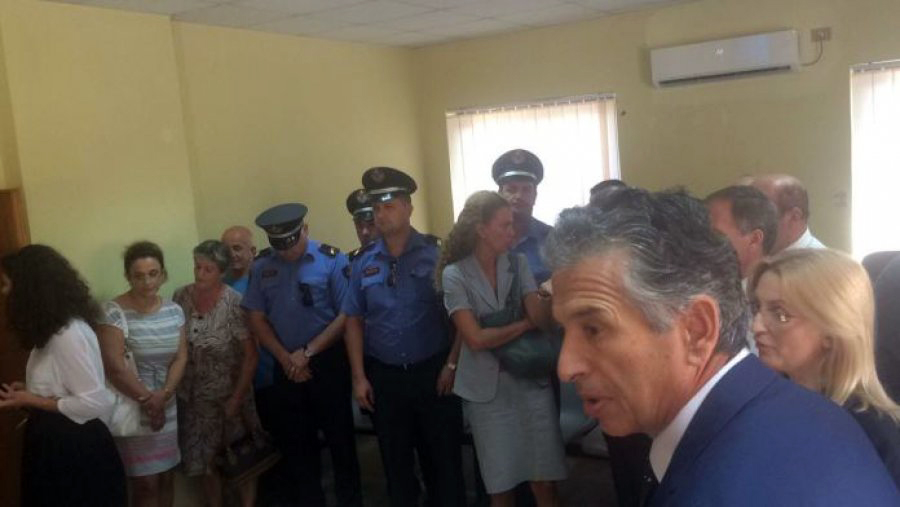 FOTO GALERI/ Vrasja e Fildes Hafizit, kolegët homazhe në gjykatën e Shkodrës