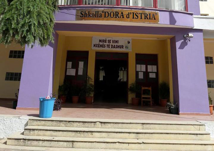 FOTO/ “Zhduket shkolla” me urdhër nga lart…!!!