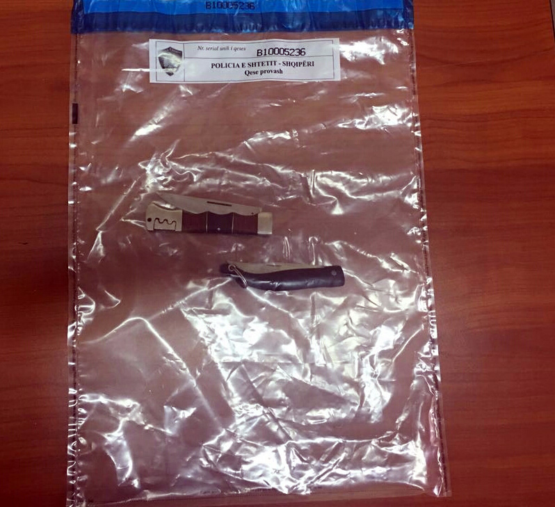 EMRA & VIDEO/ Tiranë, me thika e kokainë në makinë, arrestohen dy persona