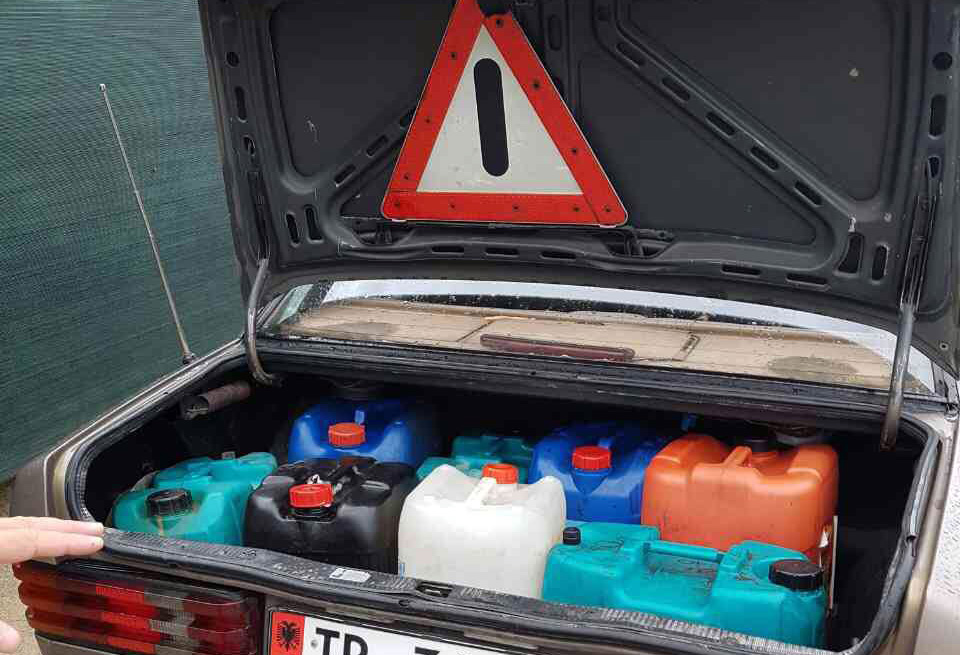 EMRA & FOTO GALERI/ Tiranë, nga Fushë Kruja vidhnin karburant në mjetet e një kantieri në Mullet, në pranga tre persona