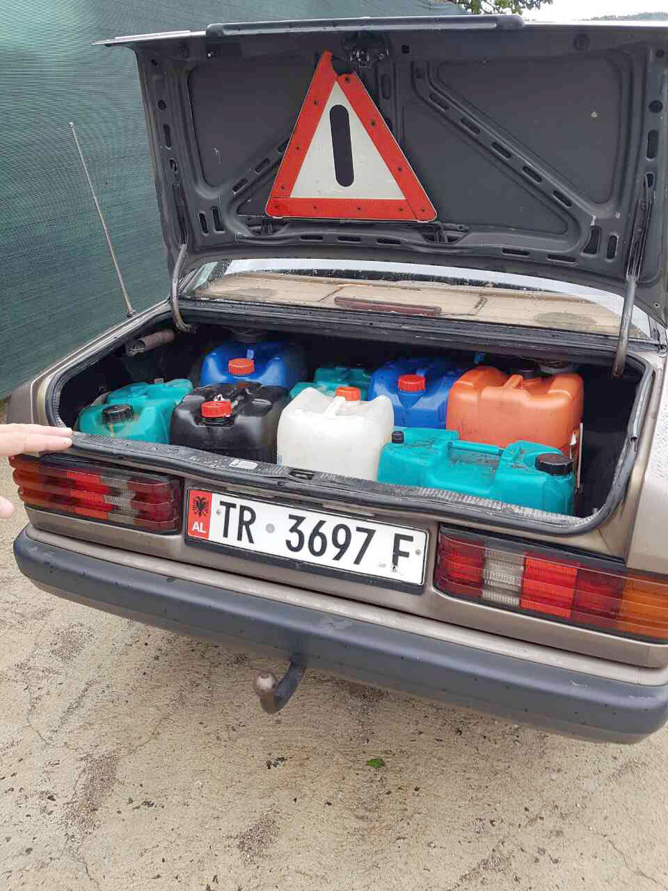 EMRA & FOTO GALERI/ Tiranë, nga Fushë Kruja vidhnin karburant në mjetet e një kantieri në Mullet, në pranga tre persona