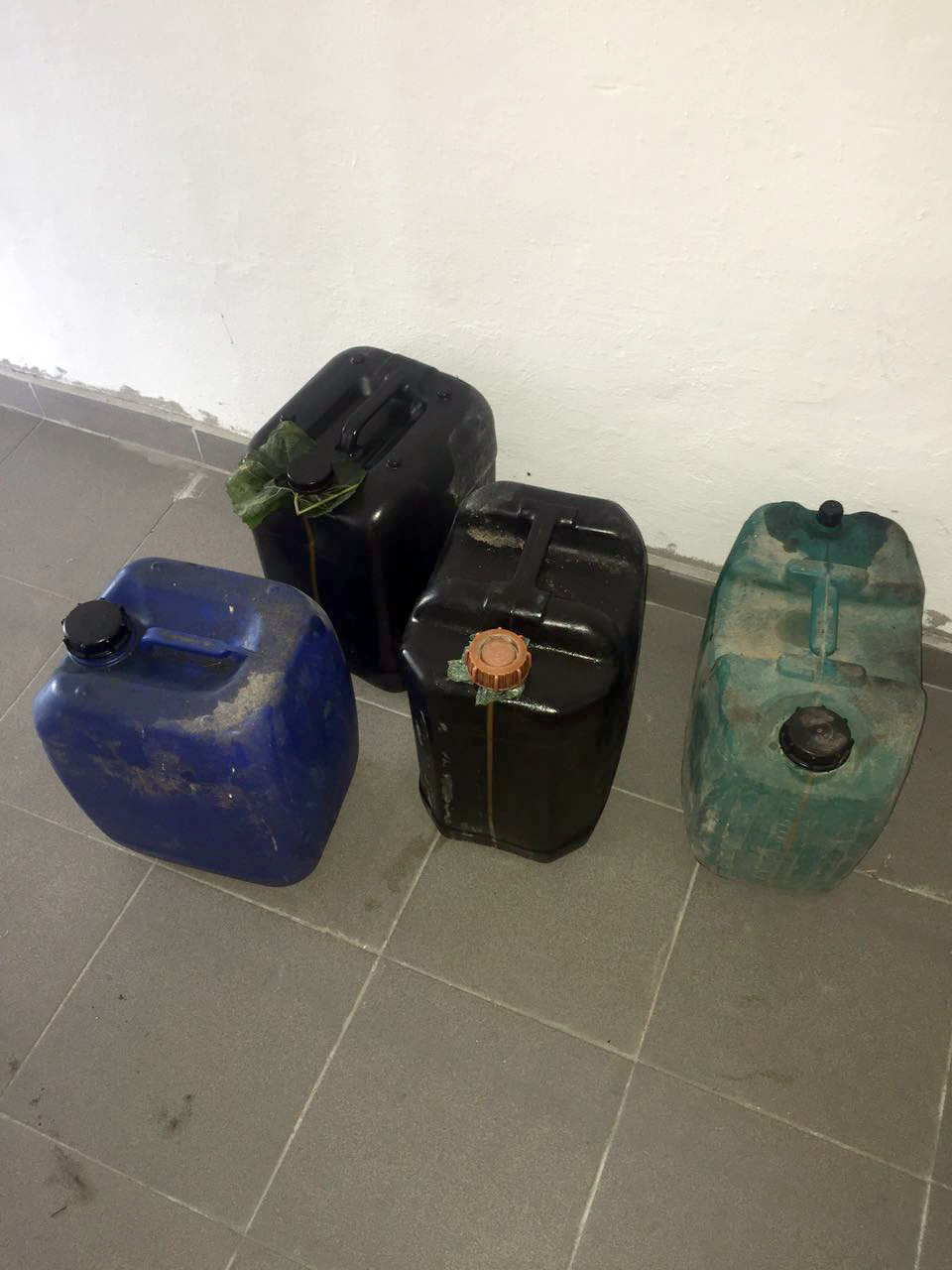 EMRA & FOTO GALERI/ Tiranë, nga Fushë Kruja vidhnin karburant në mjetet e një kantieri në Mullet, në pranga tre persona