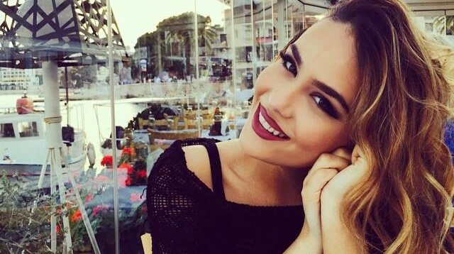 FOTO/ Xhensila Myrtezaj na tregon fustanin e nusërisë