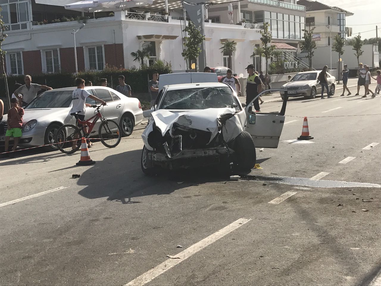 FOTO & VIDEO/ Kamëz, ja përplasja e mjetit me shtyllën, ku vdiq 15-vjeçari