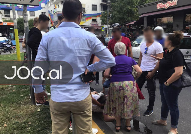 FOTO/ Aksident në Tiranë të Re, e plagosura pret në tokë ambulancën