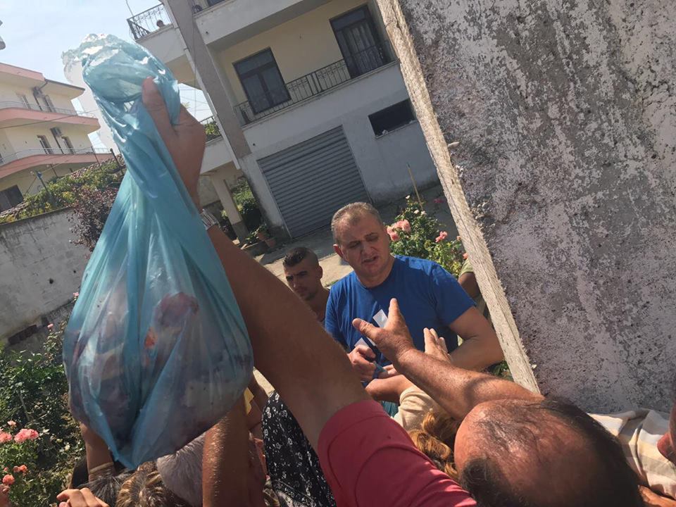 FOTO/Një rradhë e madhe njerëzish para shtëpisë së deputetit Aqif Rakipi
