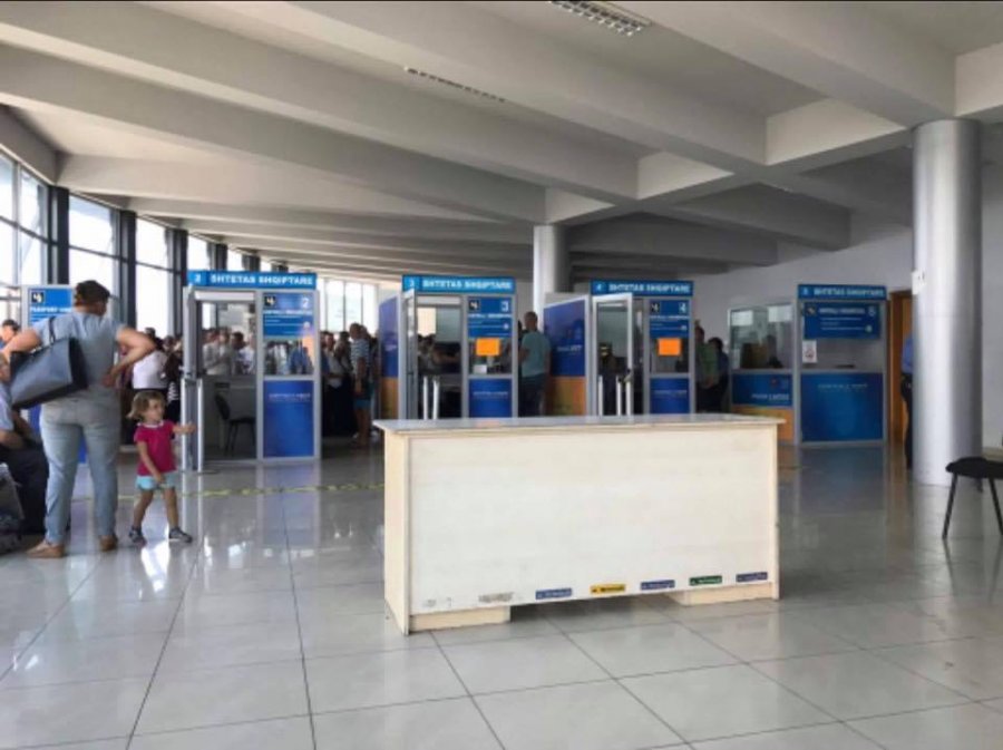 Vlorë, bllokohet sistemi i kontrollit të pashaportave në port, njerëzve u bie të fikët nga pritja