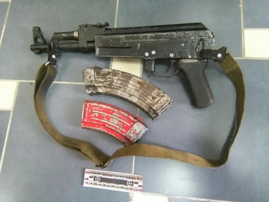 EMRI/ Lezhë, qëllon me automatik për qejf, arrestohet 20 vjeçari