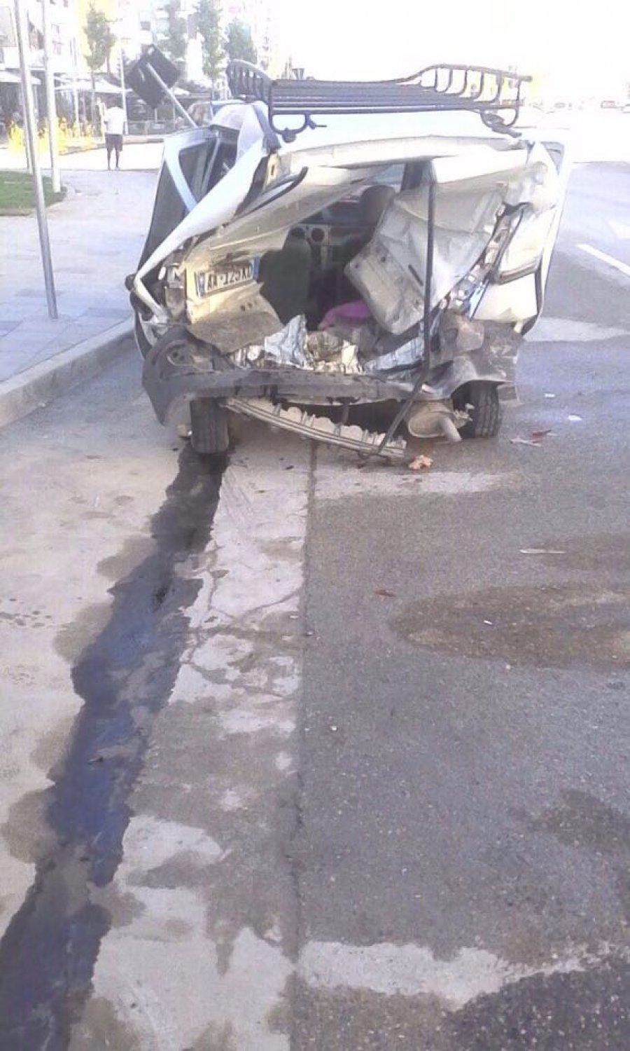 FOTO/ Vlorë, aksident i rëndë, 25 vjeçari humb kontrollin dhe përplaset me tre makina