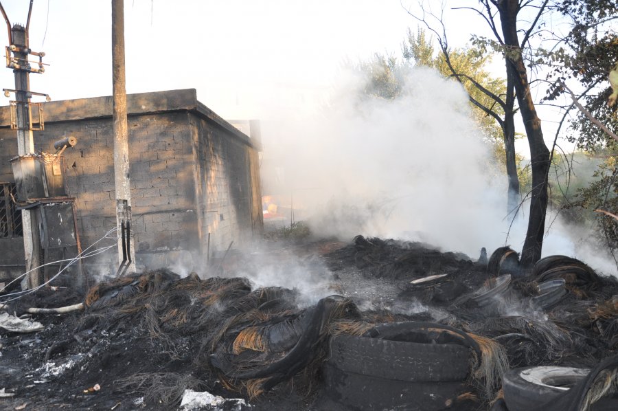 FOTO/ Peqin, donte të digjte disa ferra por shkrumboi një gomisteri