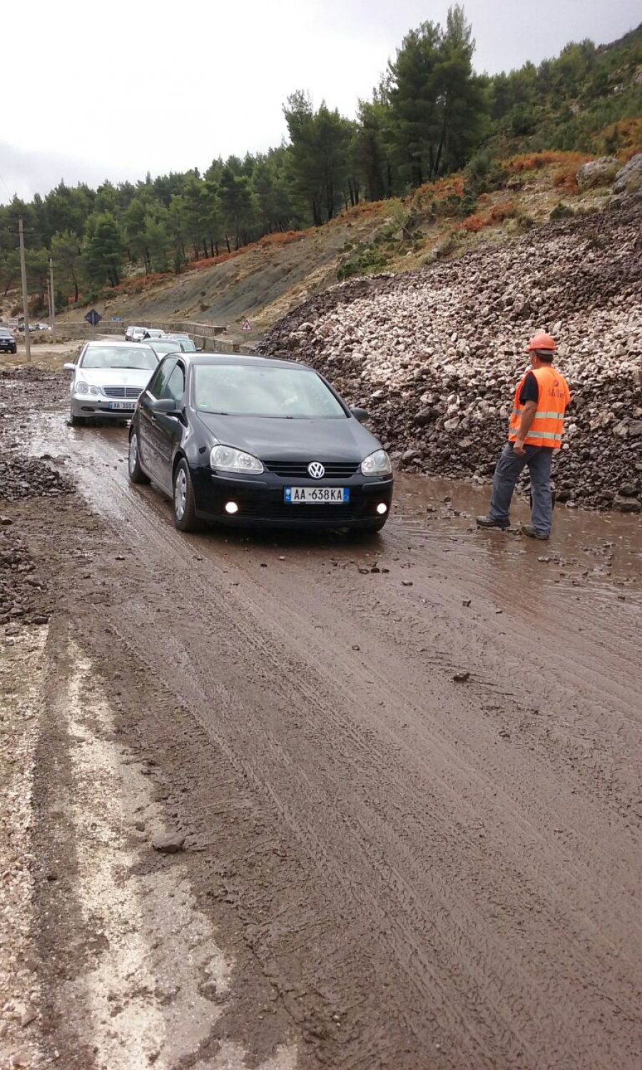 FOTO/ Kujdes nëse kaloni në këtë rrugë, përbën rrezik
