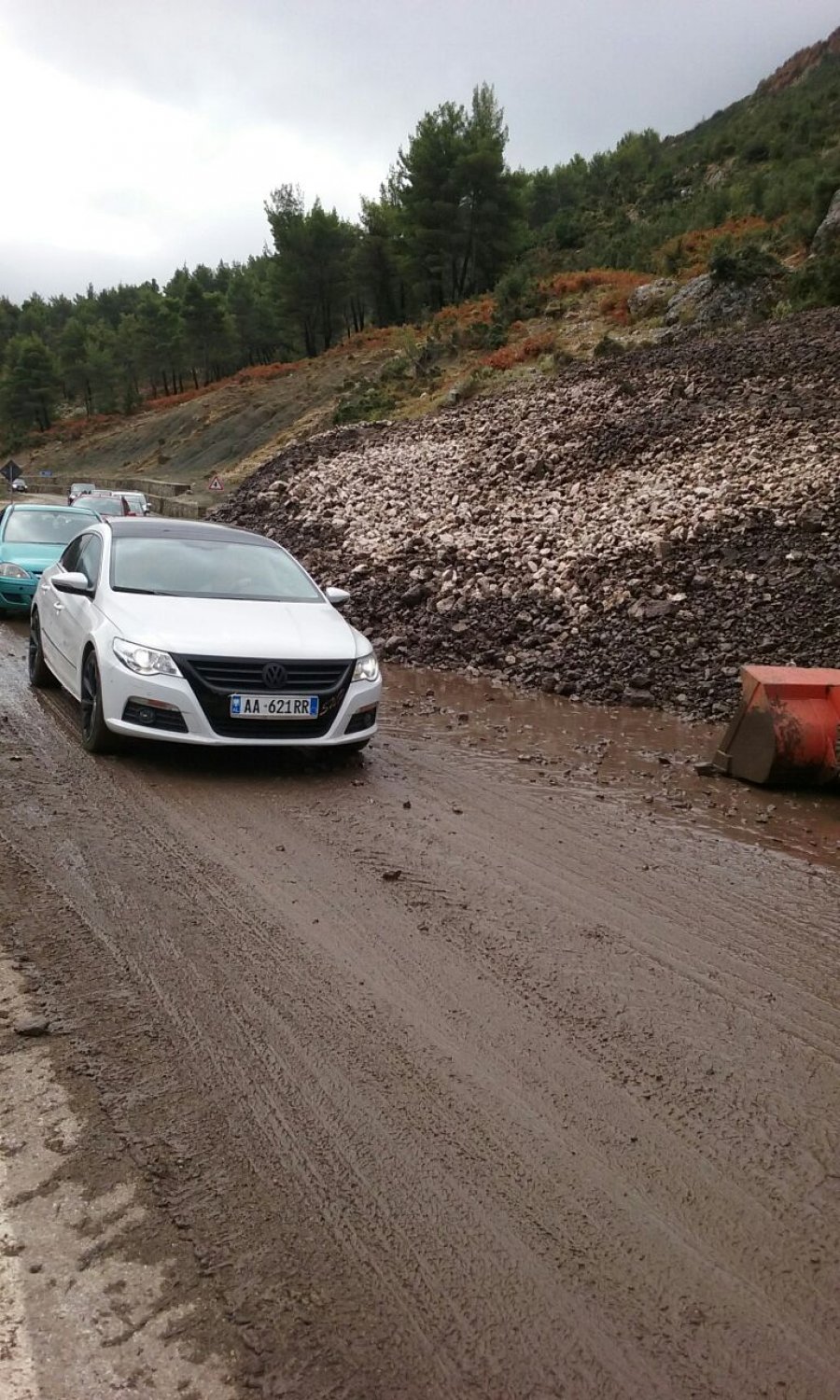 FOTO/ Kujdes nëse kaloni në këtë rrugë, përbën rrezik