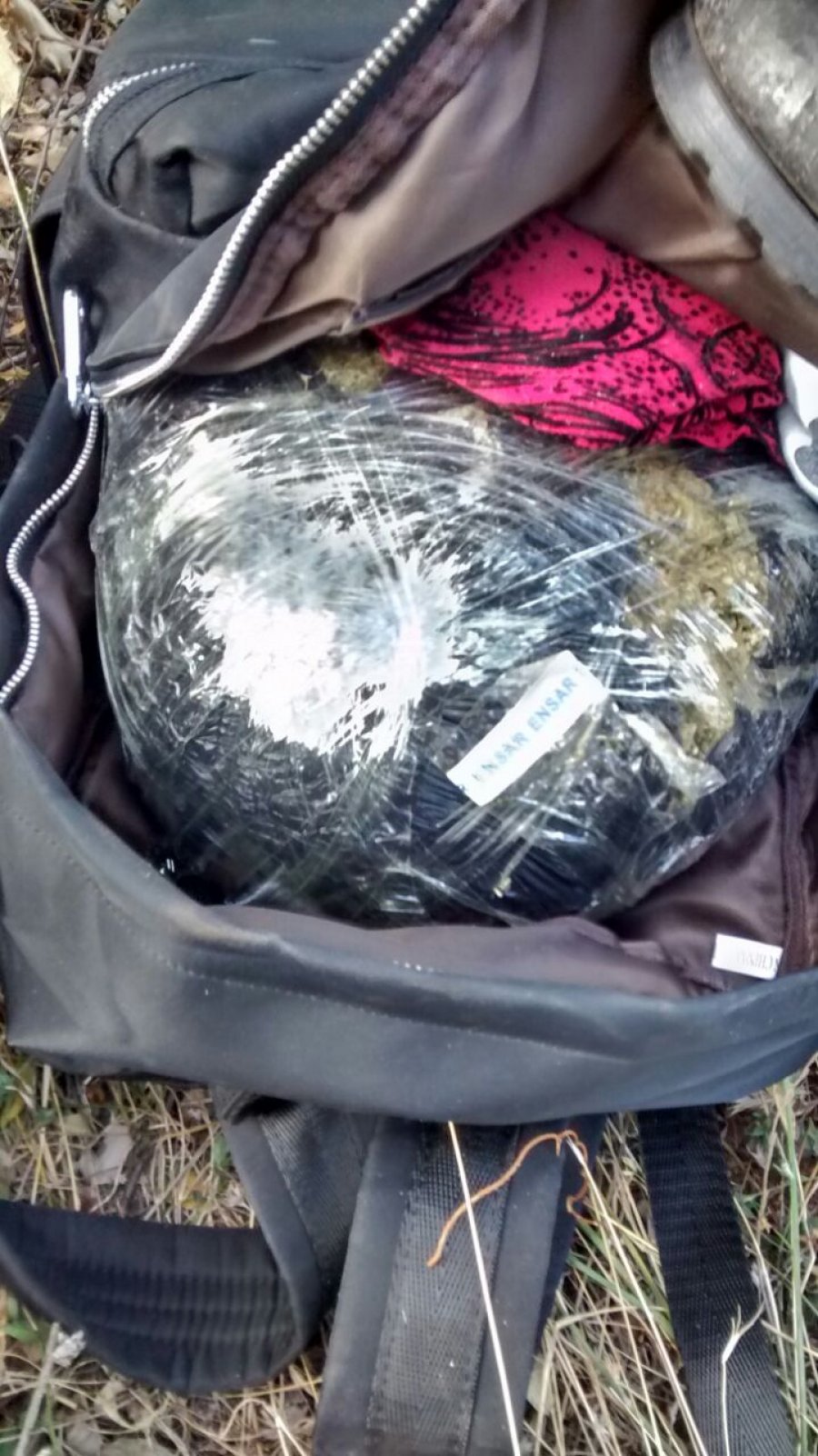 FOTO/ Trafikantët braktisin çantat me drogë në kufi, policia vihet në ndjekje të tyre