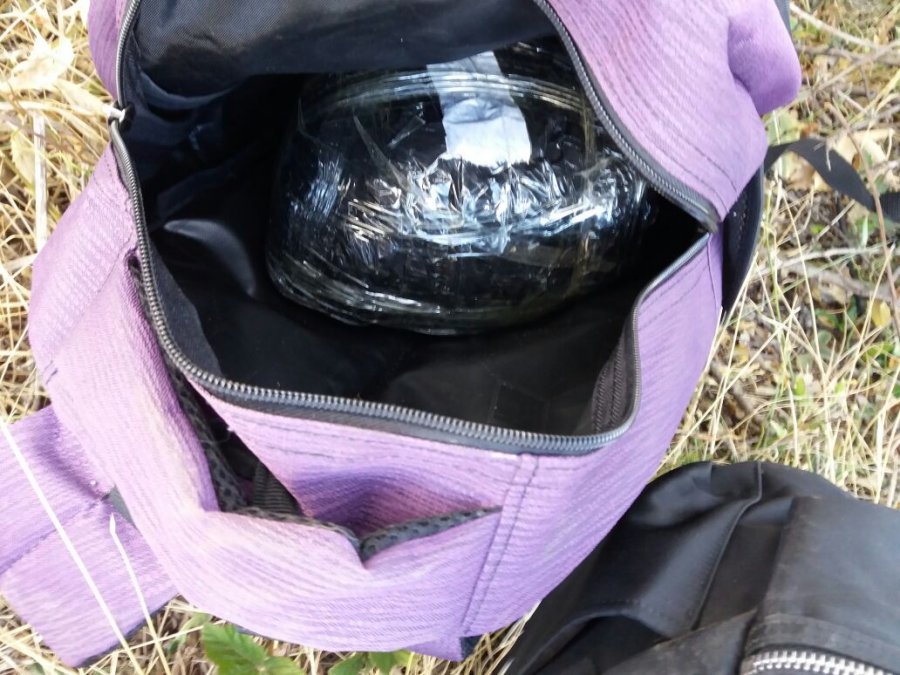 FOTO/ Trafikantët braktisin çantat me drogë në kufi, policia vihet në ndjekje të tyre