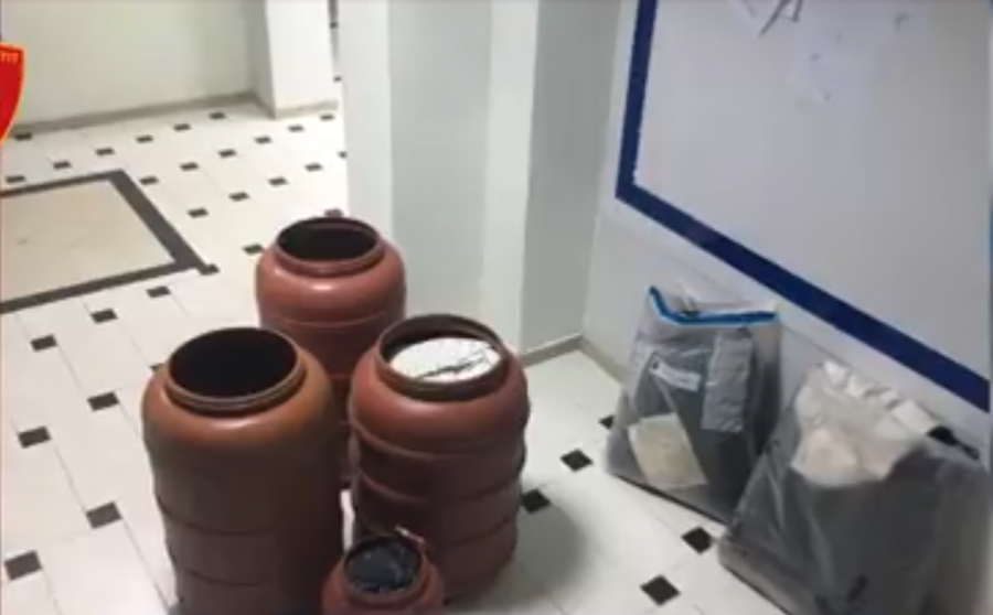 Krujë, policia sekuestron drogë, tritol dhe armë, zhduken pronarët