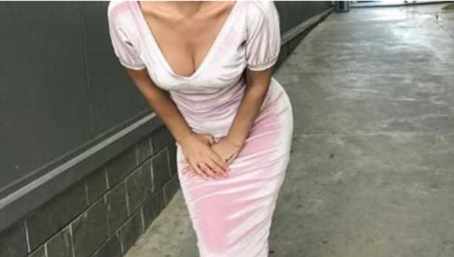 FOTO/ Moderatorja shqiptare del hapur, mes 5 meshkujve lakuriq