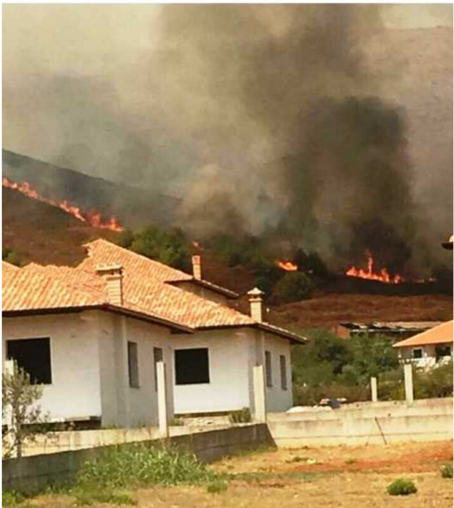 FOTO/ Bushat, shpërthejnë municionet ushtarake në një repart, zjarri shkon pranë banesave