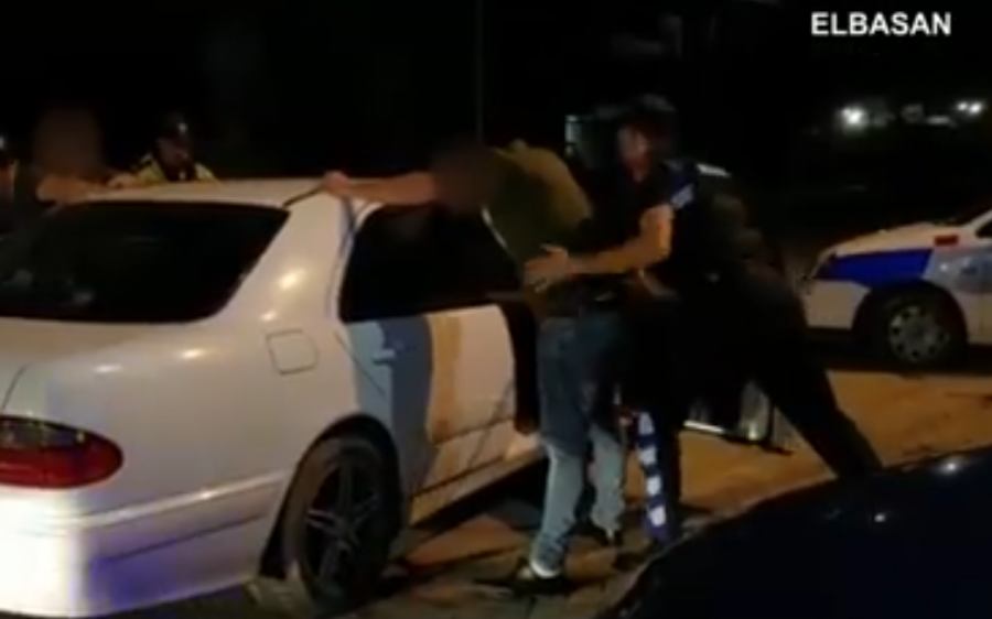 VIDEO/ Elbasan, arrestohen dy shpërndarësit e drogës, çfarë u gjeti policia në makinë