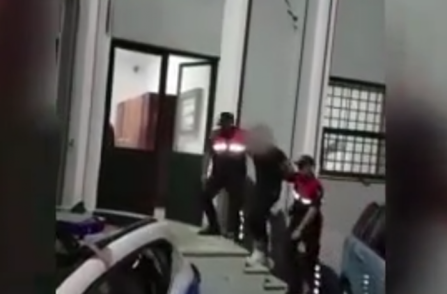 VIDEO/ Mungesa e patentës fundos të riun, policia i gjen arsenal armësh dhe pajisjesh në shtëpi