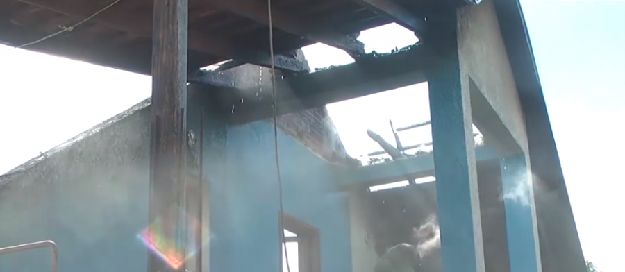 FOTO/ Mat, digjet shtëpia dykatëshe