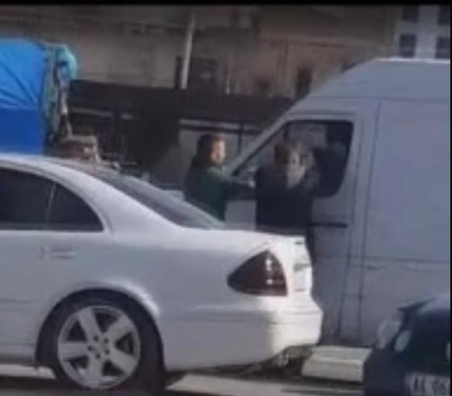 FOTO/ Plas sherri me grushte e të shara në zonën e Astirit