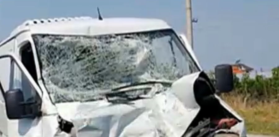 FOTO/ Ndroq, furgoni përplaset me autobuzin, raportohen të plagosur