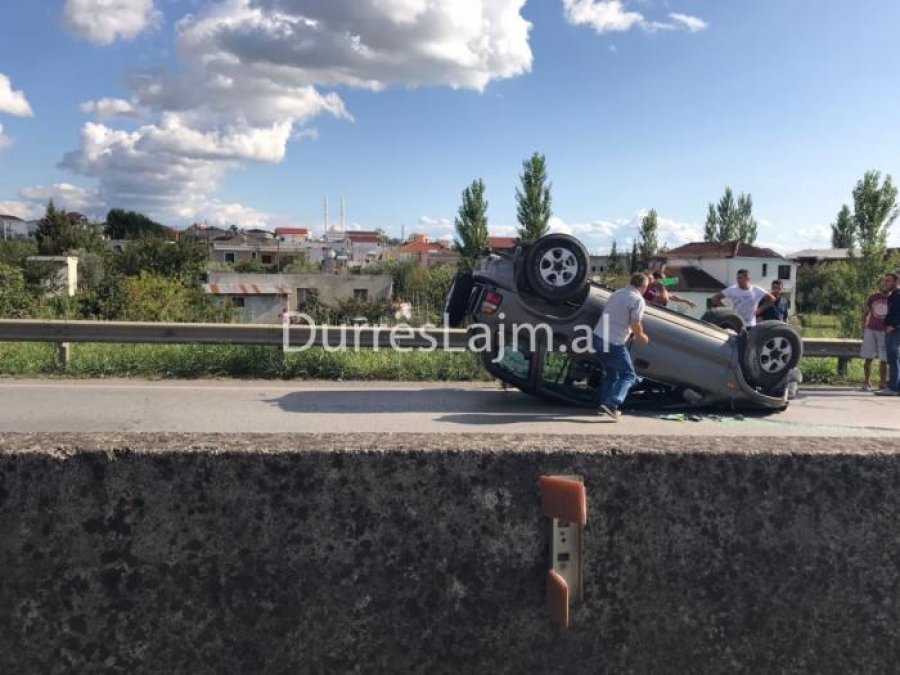 Tiranë-Durrës, aksident i tmerrshëm, makina kthehet me rrota përpjetë