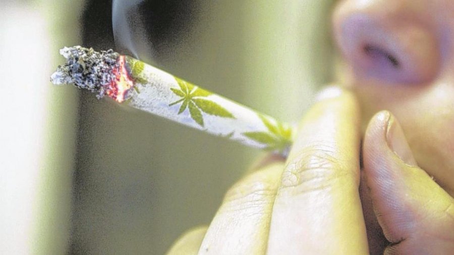 I dhanë lejen në burg por, fieraku u kthye në qeli me kanabis me vete