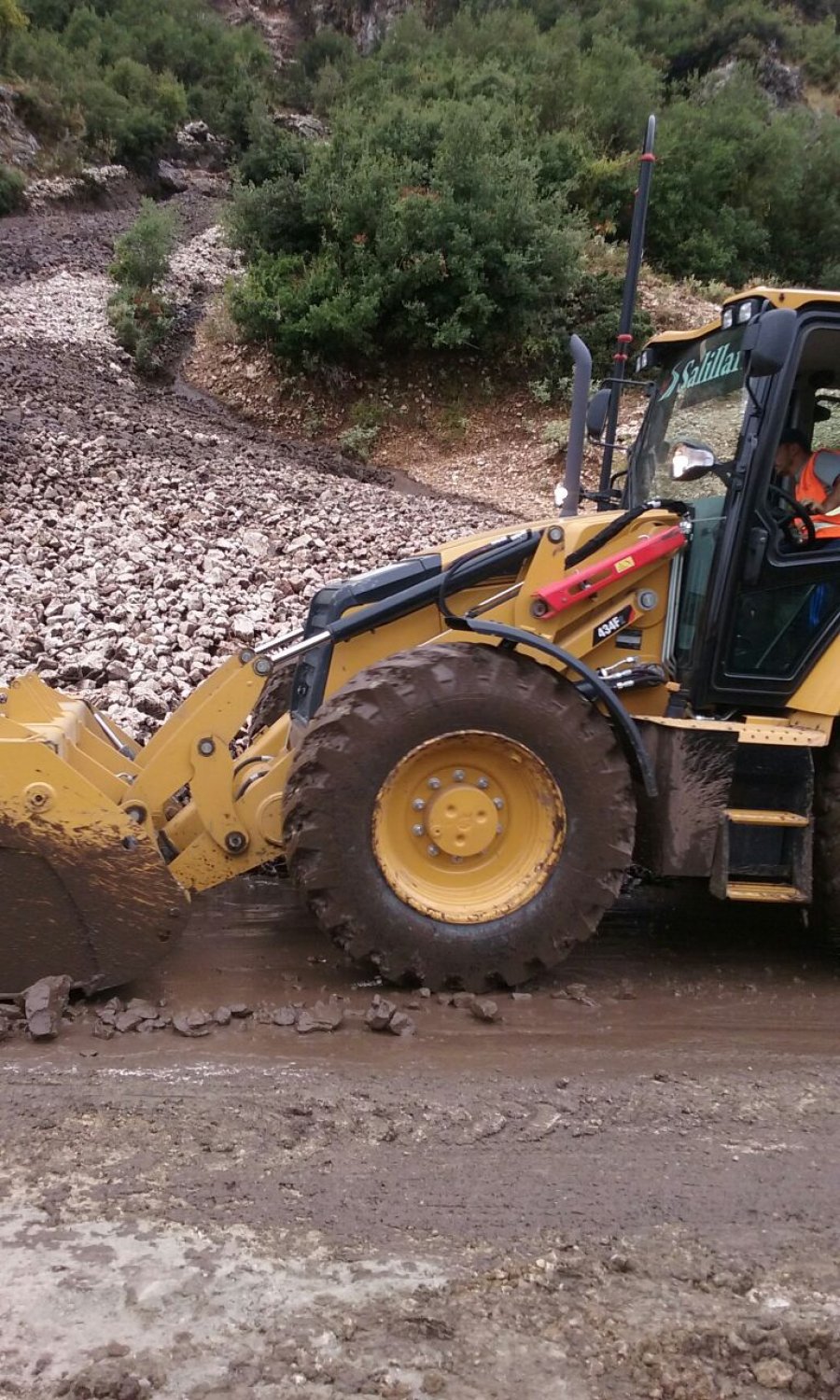 FOTO/ Kujdes nëse kaloni në këtë rrugë, përbën rrezik