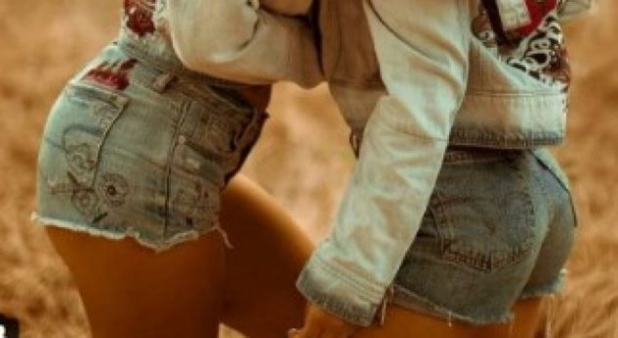 FOTO/ Çmendet interneti, dy modelet shqiptare vijnë me skena lezbikesh